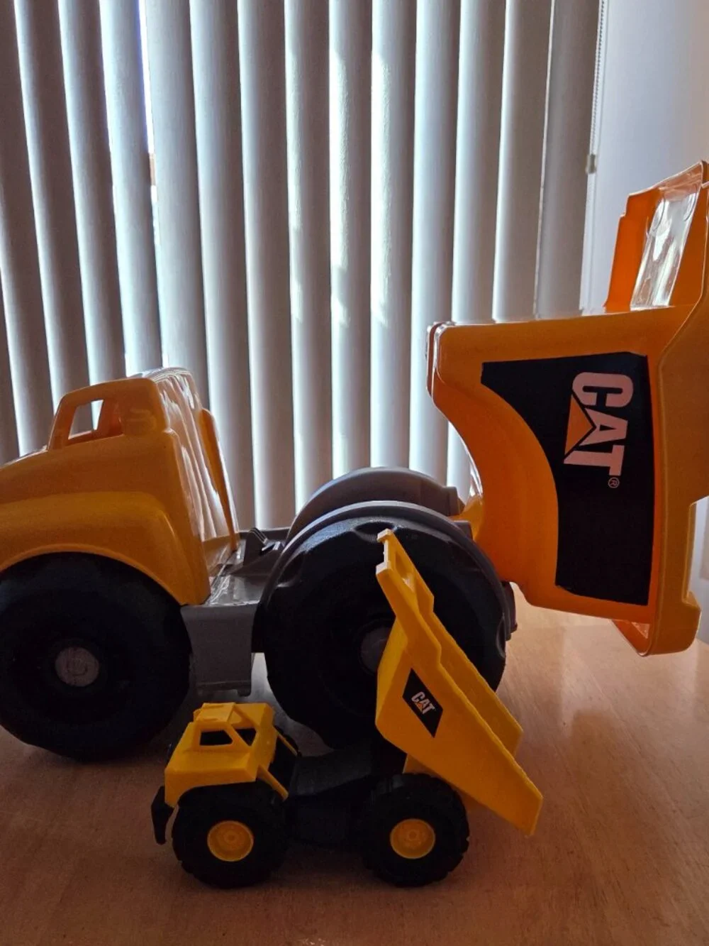Caterpillar 4 PC. Yellow Trucks, Excavator, Bulldozer (193)